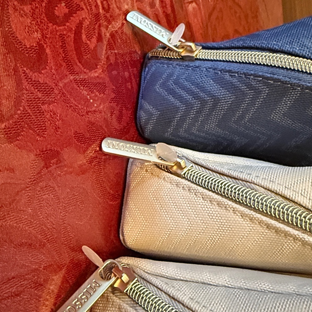 New UNOPENED. NEW STYLE Clamshell Missoni Travel Kit for Delta
1 left - in Blue - Picture 4 of 11